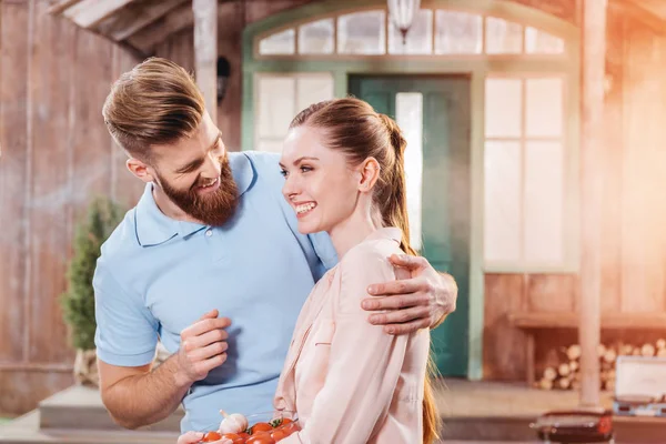 Glückliches Paar umarmt sich — Stockfoto