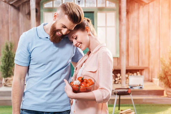 Glückliches Paar umarmt sich — Stockfoto