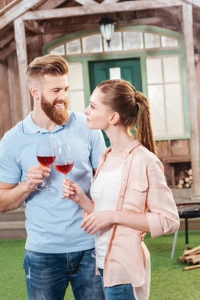 Feliz pareja con gafas de vino - foto de stock