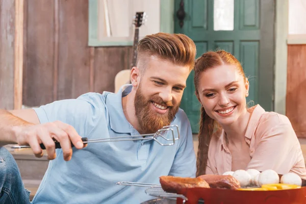 Casal grelhar carne e legumes — Fotografia de Stock