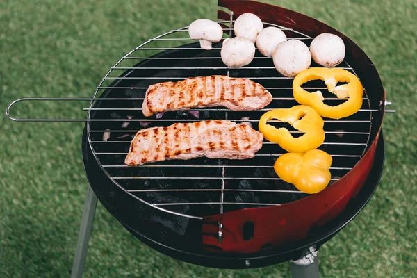 Carne y verduras en la parrilla barbacoa - foto de stock