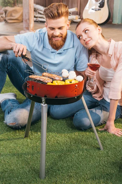 Couple griller de la viande et des légumes — Photo de stock