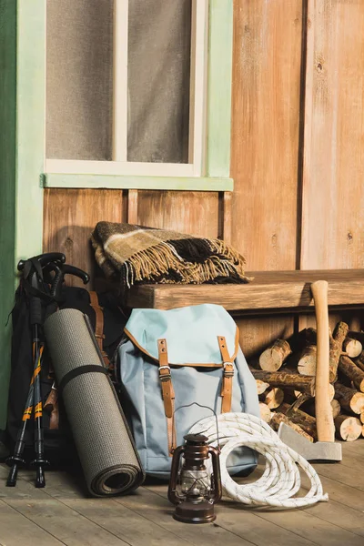 Diferentes equipos de trekking en el banco - foto de stock