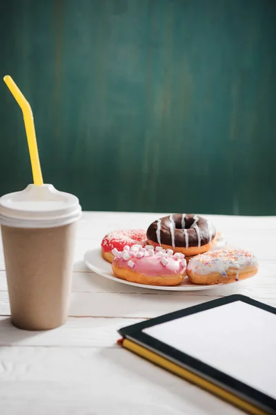 Café da manhã com café e donuts — Fotografia de Stock