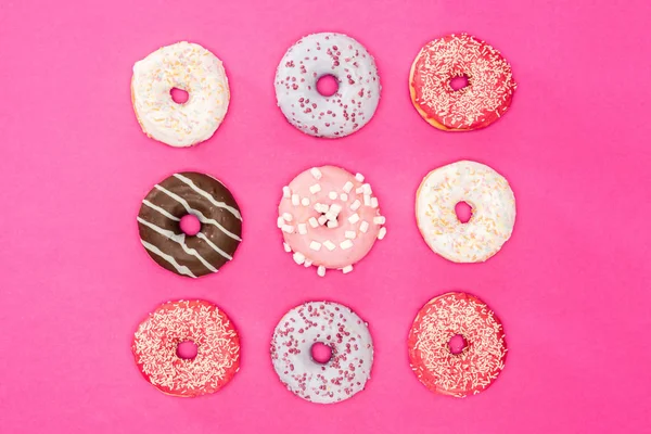 Vários donuts com vários esmaltes — Fotografia de Stock
