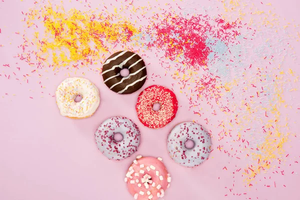 Donuts mit verschiedenen süßen Glasuren — Stockfoto