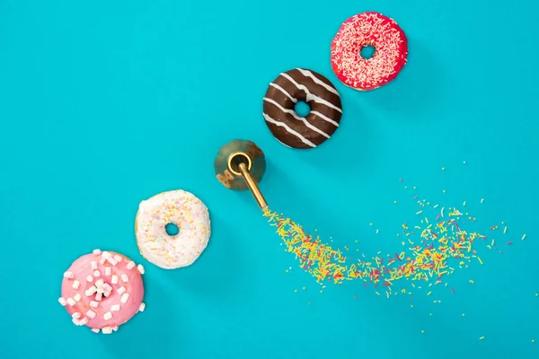Vários donuts com vários esmaltes — Fotografia de Stock