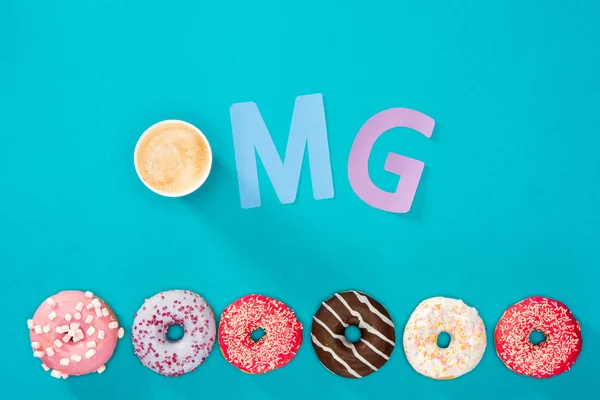 Vários donuts com xícara de café — Fotografia de Stock