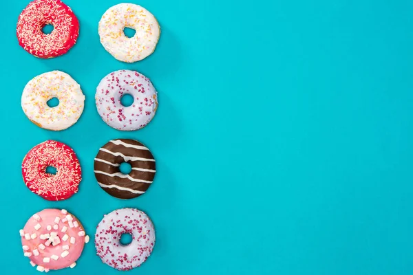 Plusieurs beignets avec divers glaçures — Photo de stock