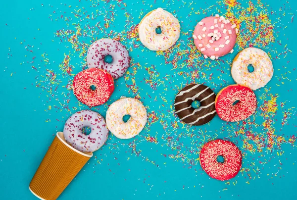 Mehrere Donuts mit verschiedenen Glasuren — Stockfoto