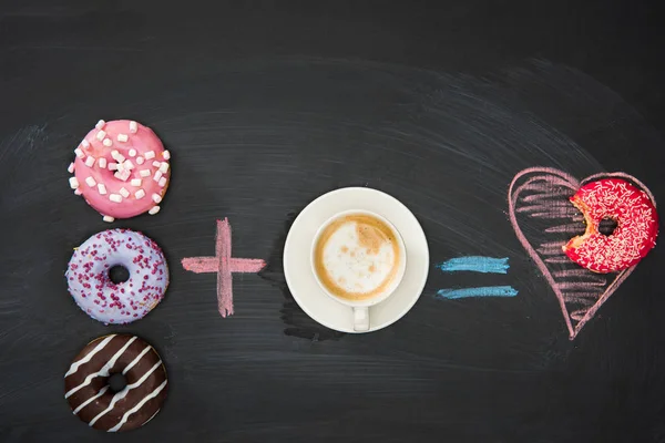 Composition alimentaire avec beignets et tasse de café — Photo de stock