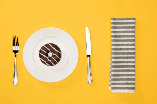 Donut with sweet glaze — Stock Photo