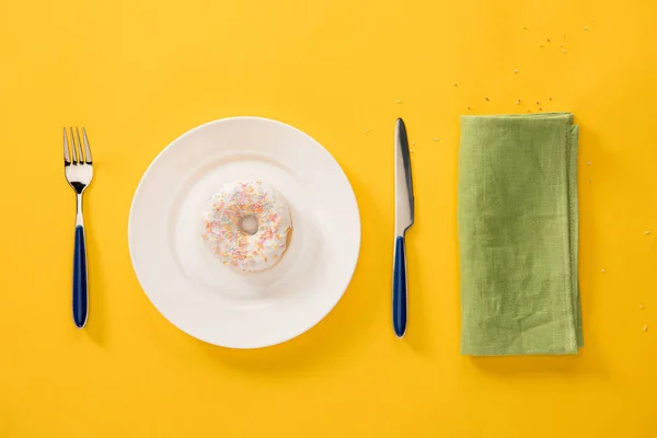 Donut with sweet glaze — Stock Photo