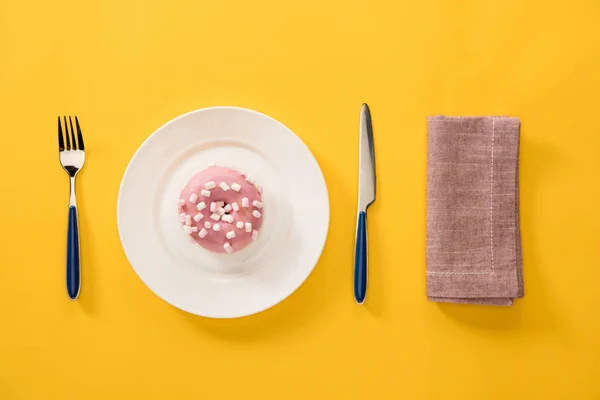 Donut with sweet glaze — Stock Photo