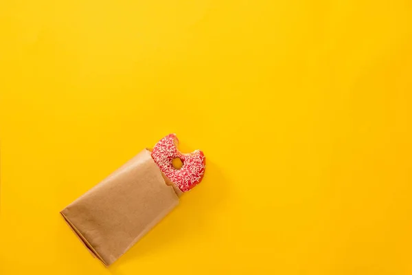 Gebissener Donut in rosa Zuckerguss — Stockfoto