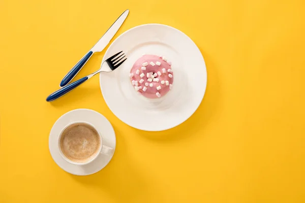 Tasse Kaffee und Donut — Stockfoto