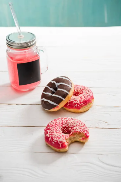 Zumo de bayas con rosquillas — Stock Photo