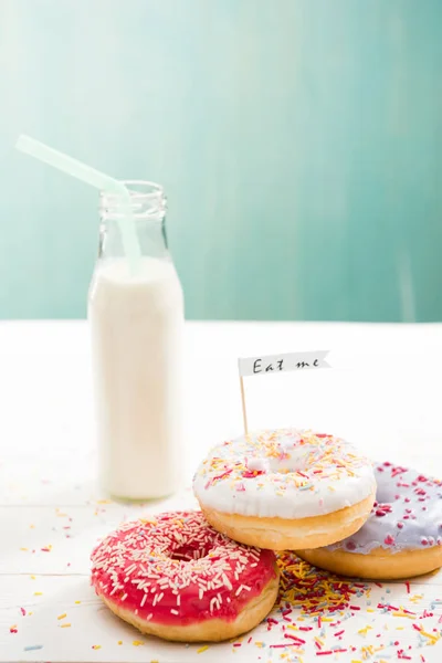 Donuts mit Milchshake in der Flasche auf dem Tisch — Stockfoto