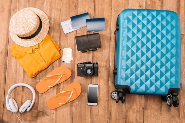 Accessoires de voyage sur sol en bois — Photo de stock