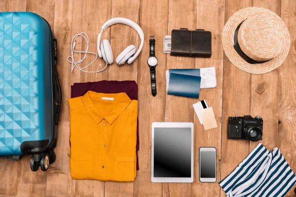 Summer vacation things neatly organized — Stock Photo