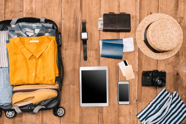 Summer vacation things neatly organized — Stock Photo