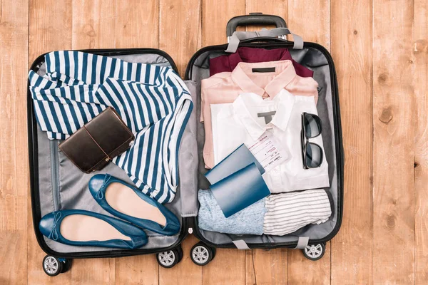 Accessori per viaggiatori in bagaglio a mano — Foto stock