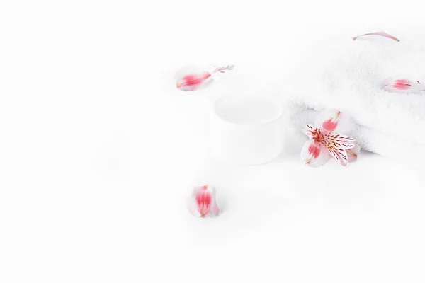 Flowers and cream in container — Stock Photo