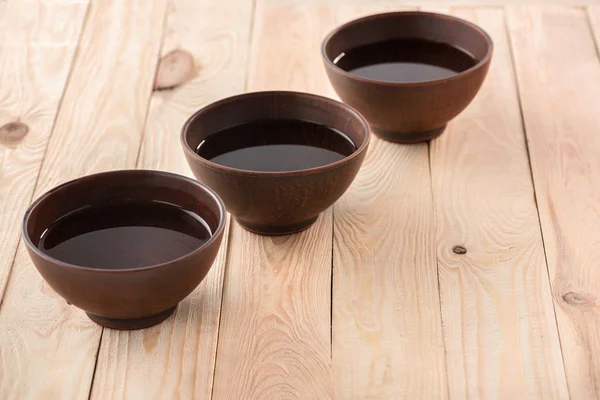 Agua en cuencos sobre la mesa - foto de stock