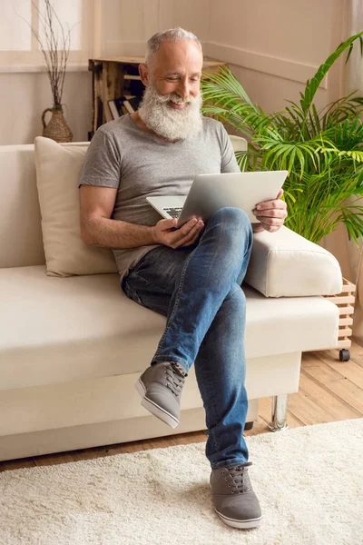 Hombre mayor usando portátil — Stock Photo