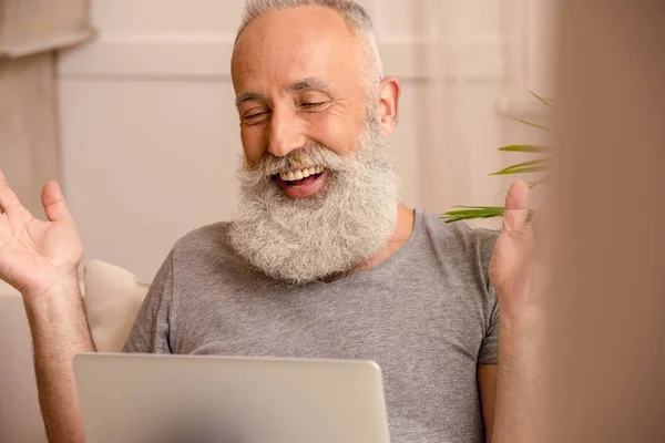 Hombre mayor usando portátil - foto de stock