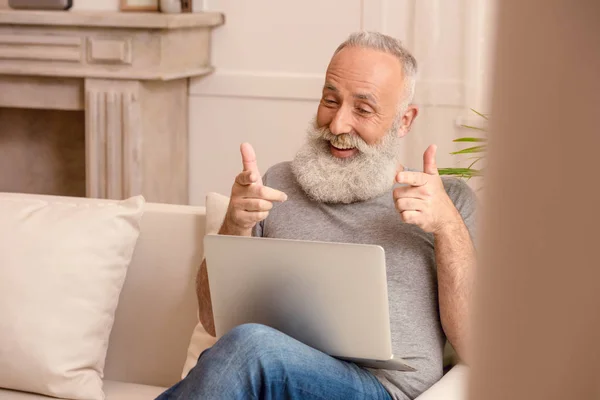 Homme âgé utilisant un ordinateur portable — Photo de stock