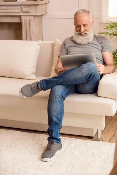 Hombre mayor usando portátil — Stock Photo