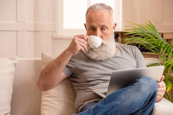 Homem sênior usando laptop — Fotografia de Stock