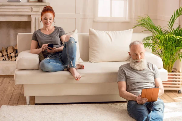 Mature couple with digital devices   4 — Stock Photo