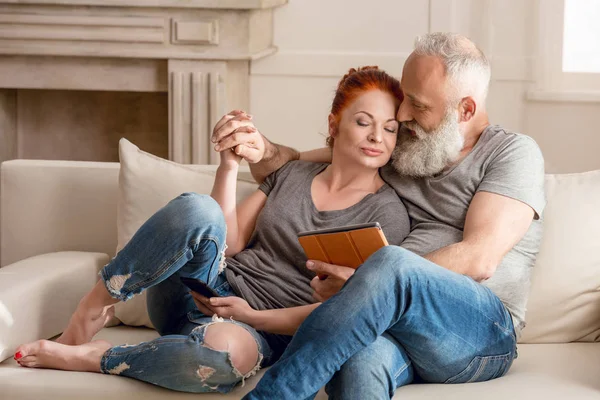 Ältere Paare mit digitalen Geräten — Stockfoto