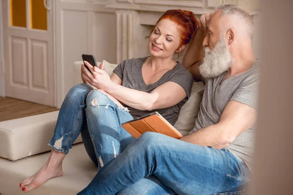 Mature couple with digital devices — Stock Photo