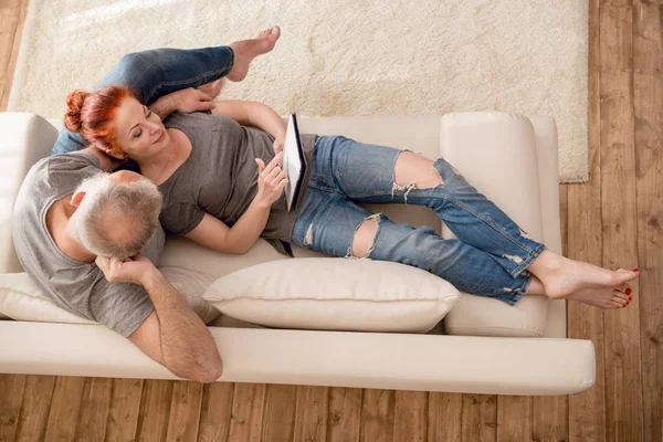 Mature couple with digital tablet — Stock Photo