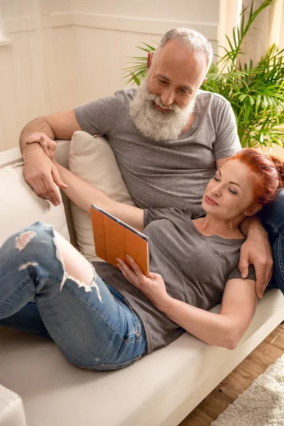 Mature couple with digital tablet — Stock Photo