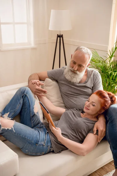 Mature couple with digital tablet — Stock Photo