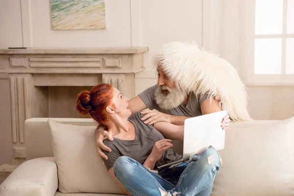 Happy mature couple with laptop — Stock Photo
