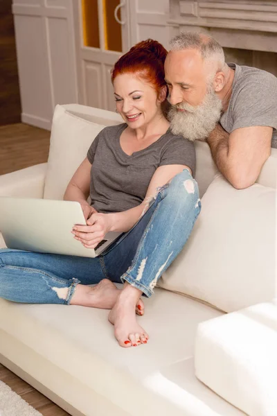 Heureux couple mature avec ordinateur portable — Photo de stock