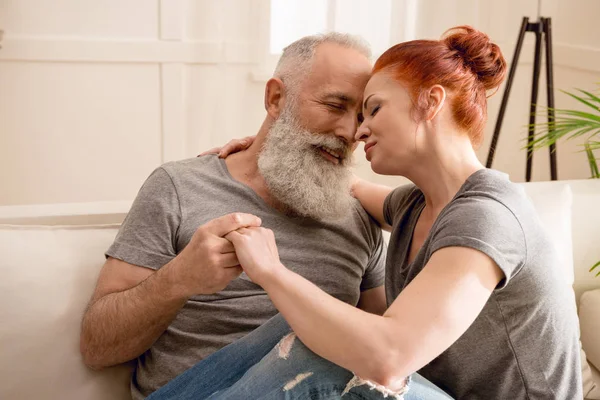 Pareja cariñosa en casa - foto de stock