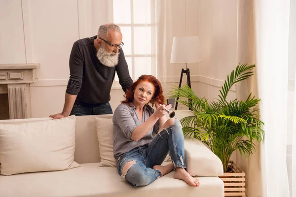 Woman applying makeup — Stock Photo