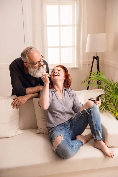 Mujer aplicando maquillaje - foto de stock