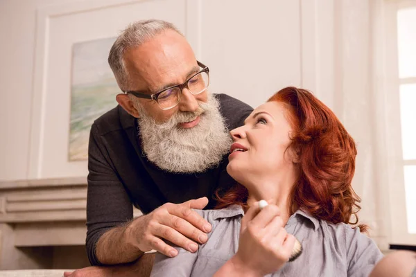 Mujer aplicando maquillaje - foto de stock