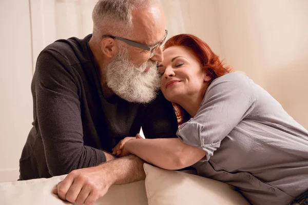 Couple affectueux à la maison — Photo de stock