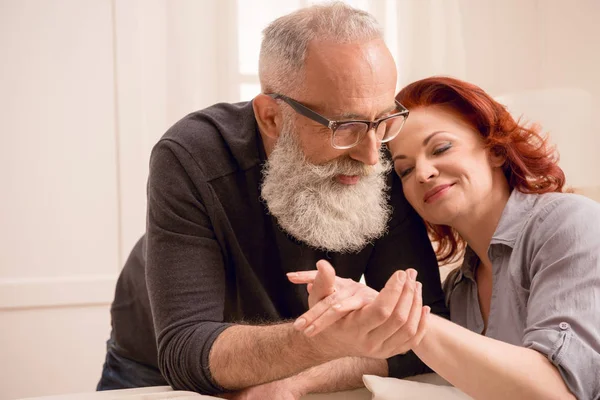 Couple affectueux à la maison — Photo de stock