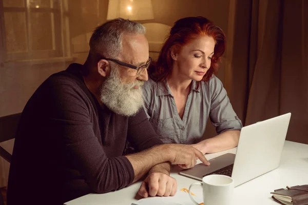 Casal usando laptop em casa — Fotografia de Stock