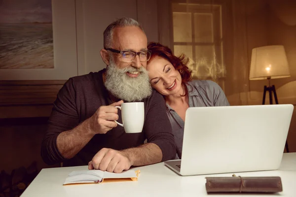 Casal usando laptop em casa — Fotografia de Stock