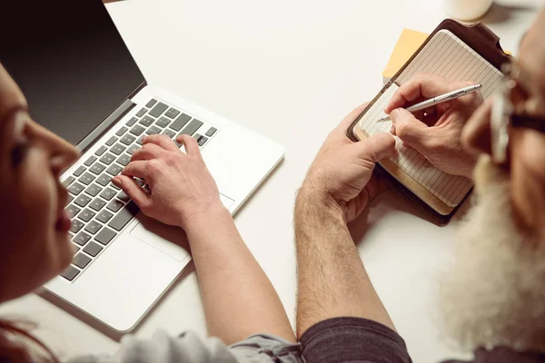 Couple using laptop — Stock Photo